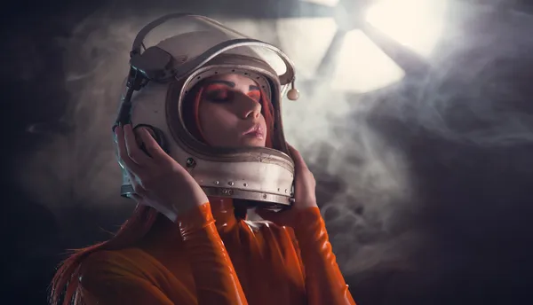 kask içinde astronot kız portresi