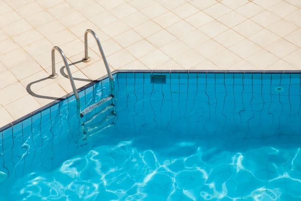 Zwembad met metalen ladder — Stockfoto