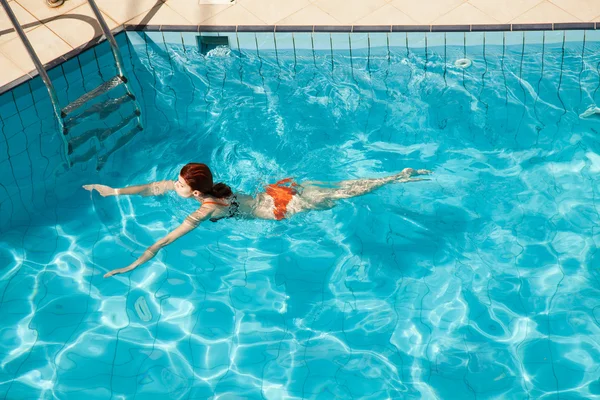 Jovem ruiva nadando — Fotografia de Stock