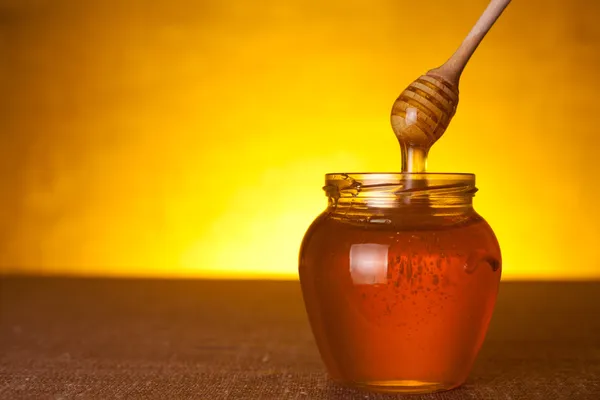 Honey jar with dipper — Stock Photo, Image