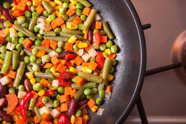 Vue grand angle de la casserole aux légumes — Photo