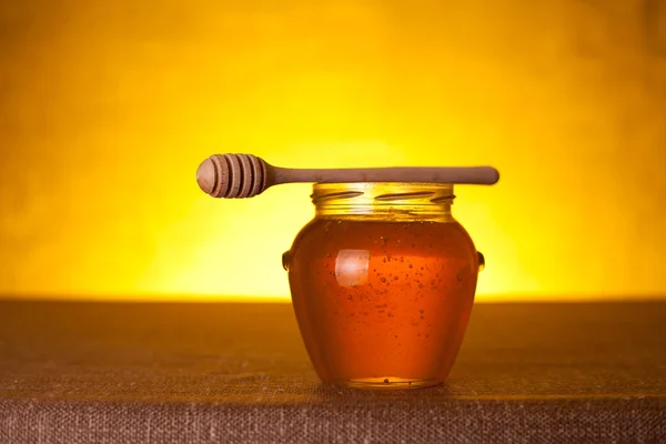 Honey jar with dipper — Stock Photo, Image