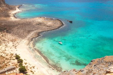 Turkuaz su ile güzel bir tropikal plaj