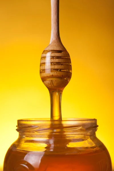 Close-up shot of flowing honey — Stock Photo, Image