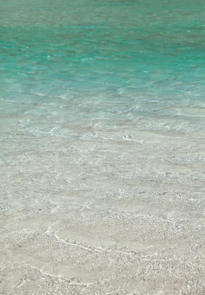 Белый песок и чистая тропическая вода — стоковое фото