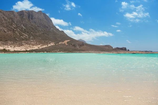 Lagoa tropical com areia branca e água transparente — Fotografia de Stock