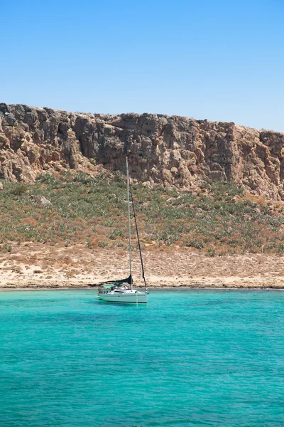 Yacht boat em belo mar azul-turquesa — Fotografia de Stock