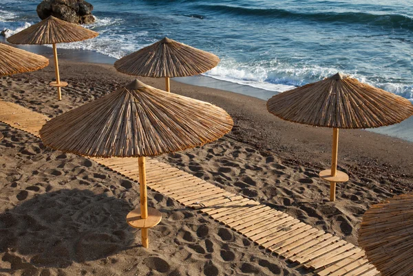 Spiaggia di sabbia scura a Creta, Grecia — Foto Stock