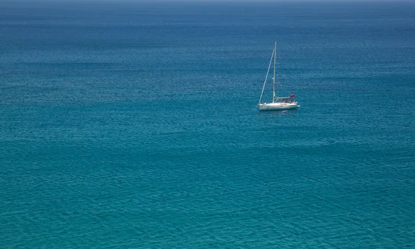 Weiße Segelschiff-Yacht — Stockfoto