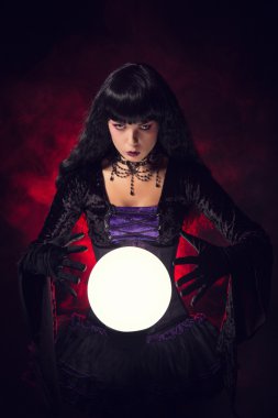 bir kristal top ile güzel cadı veya fortune teller