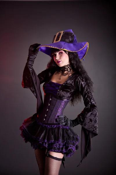 Bruxa alegre em traje de Halloween gótico roxo e preto — Fotografia de Stock