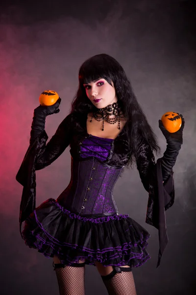 Atrakcyjny czarownica w fioletowy gotyckiej kostium na halloween — Zdjęcie stockowe