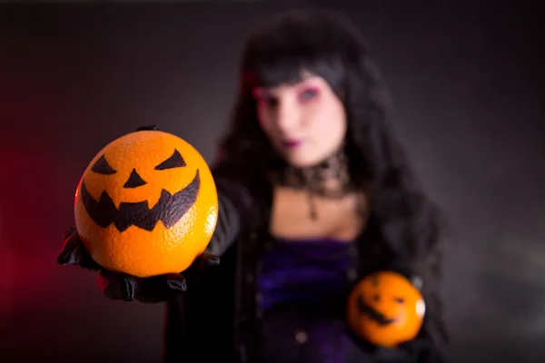 Красивая ведьма в фиолетовом костюме на Хэллоуин — стоковое фото