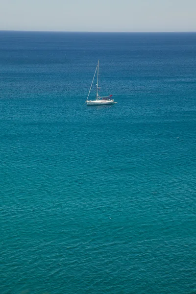 Yate de vela blanco en el mar Mediterráneo — Foto de Stock