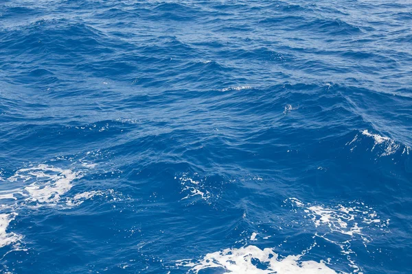 Прозрачная синяя текстура воды — стоковое фото