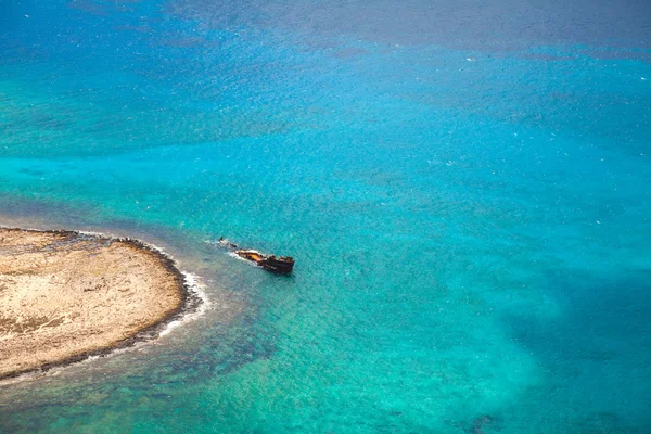 Régi kalóz hajó, gyönyörű öbölben gramvousa-sziget közelében — Stock Fotó