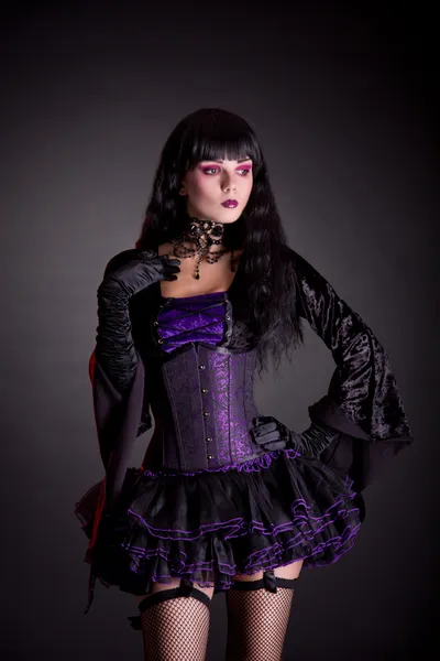 Strega romantica in abito gotico Halloween viola e nero — Foto Stock