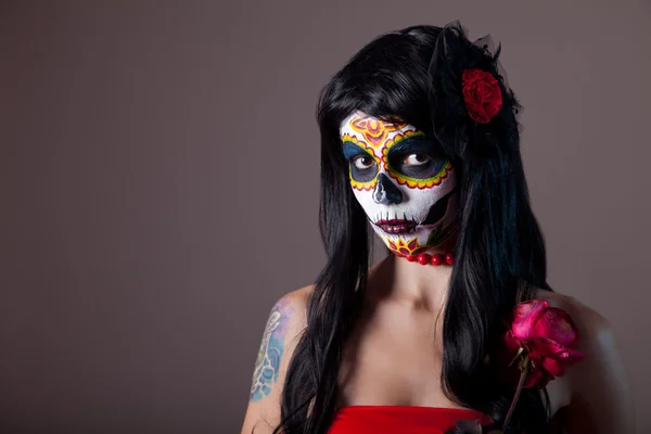 Halloween Zucker Totenkopf Mädchen mit roter Rose — Stockfoto