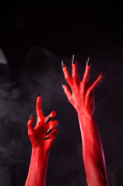 ürkütücü kırmızı şeytan eller siyah tırnaklar