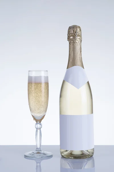 Champagne glas och en flaska — Stockfoto