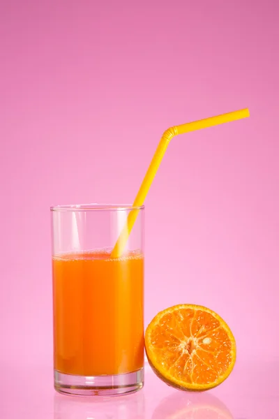 Vaso de zumo de naranja fresco — Foto de Stock