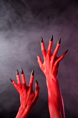 kırmızı şeytan eller siyah tırnaklar, gerçek vücut sanatı 