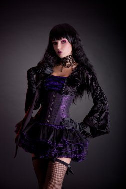 mor ve siyah Gotik Viktorya dönemi kıyafet güzel cadı   