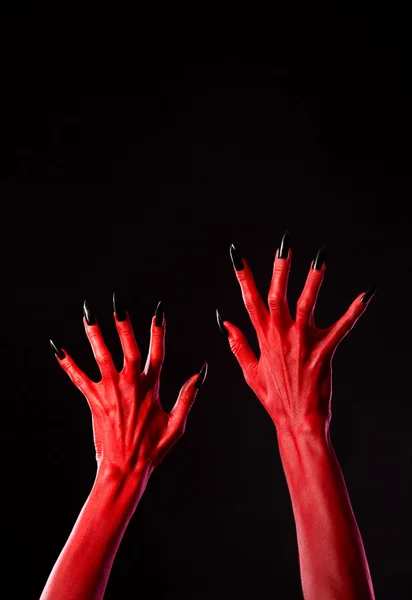 Mãos vermelhas do diabo com unhas pretas, arte corporal real — Fotografia de Stock