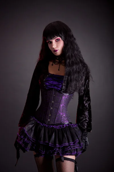 Готическая девушка в фиолетовом и черном наряде — стоковое фото