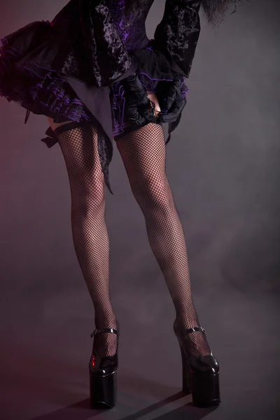 Menina gótica colocando meias — Fotografia de Stock