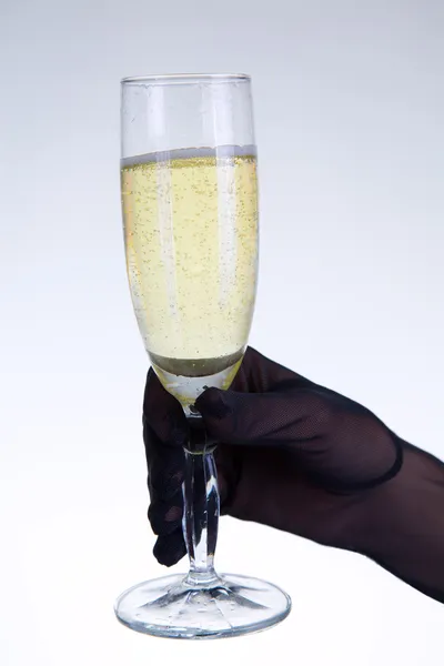Femme tenant verre de champagne — Photo