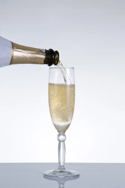 Шампанское, наливаемое в бокал — стоковое фото
