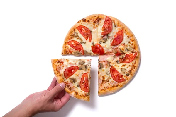 Мужской ручной сбор пиццы — стоковое фото