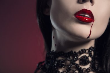 şehvetli genç kadın kırmızı dudaklı vampir tarafından ısırıldı