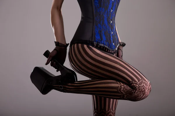 Sexy junge Frau trägt Korsett und Stöckelschuhe — Stockfoto