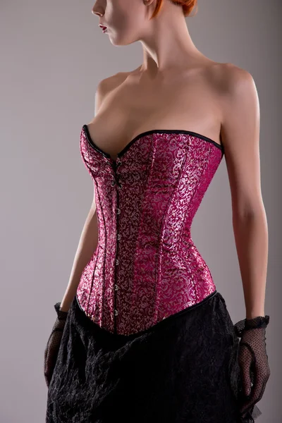 Gros plan de la jeune femme élégante en corset rose — Photo