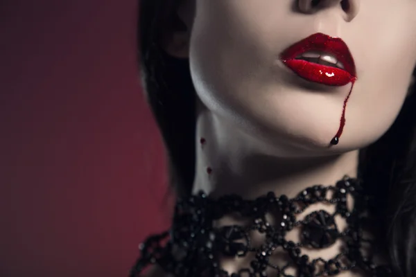 Sensuale giovane donna con labbra rosse morse da vampiro — Foto Stock