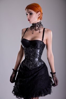 Kızıl genç kadın