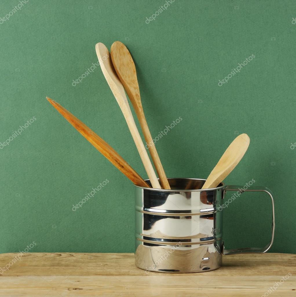 Ustensiles De Cuisine En Bois En Métal Cruche Sur La Vieille