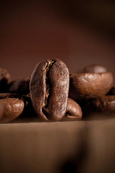 Kaffe bean på mörk bakgrund — Stockfoto