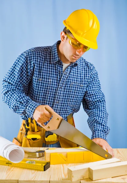 Mannen plank snijden — Stockfoto