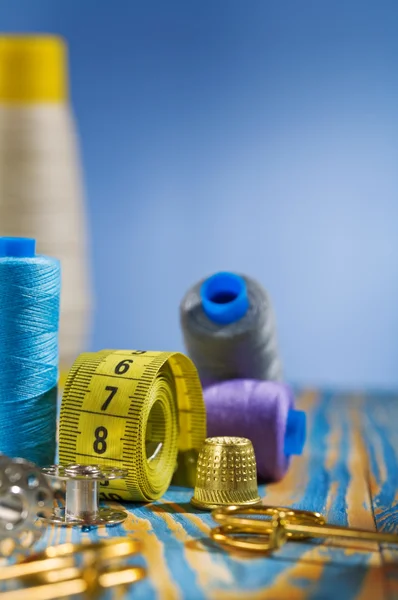 Costurar itens em fundo azul — Fotografia de Stock