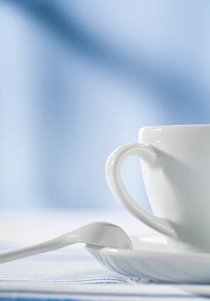 Vit kaffekopp på blå bakgrund — Stockfoto
