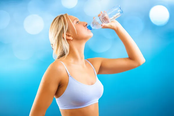 A beautyful sports girl drinking water — Stock Photo, Image