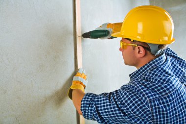 Elektrik screwdriwer ile çalışan taşeron