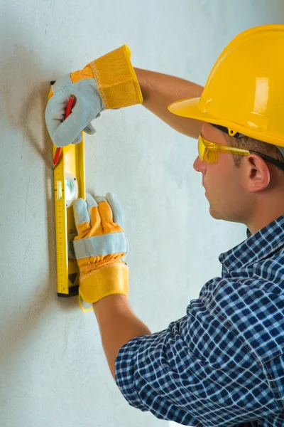 Pracownik warstw na cocrette ścianie — Zdjęcie stockowe