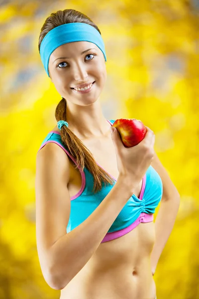 Una chica comiendo una manzana —  Fotos de Stock