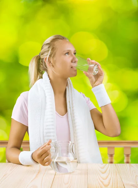 Ein Mädchen trinkt Wasser — Stockfoto