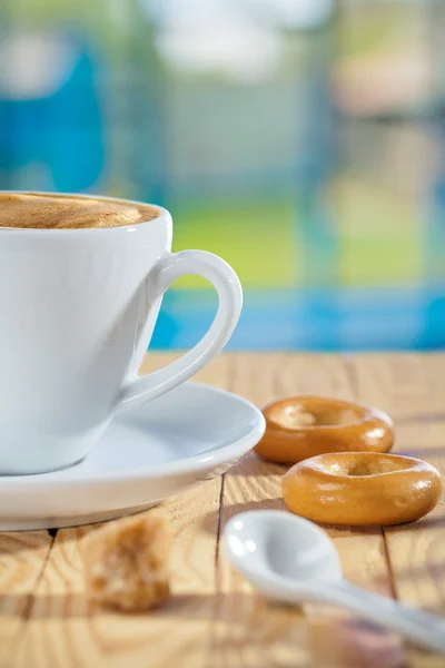 カップのスプーン、砂糖とテーブル上の cookie — ストック写真