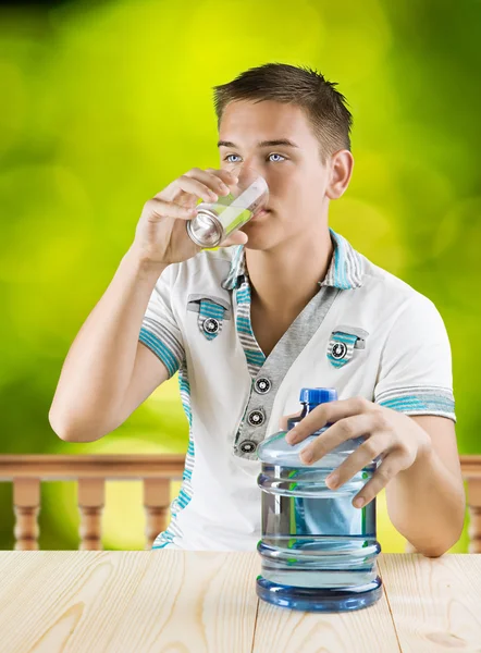 Парень пьет воду из стакана — стоковое фото